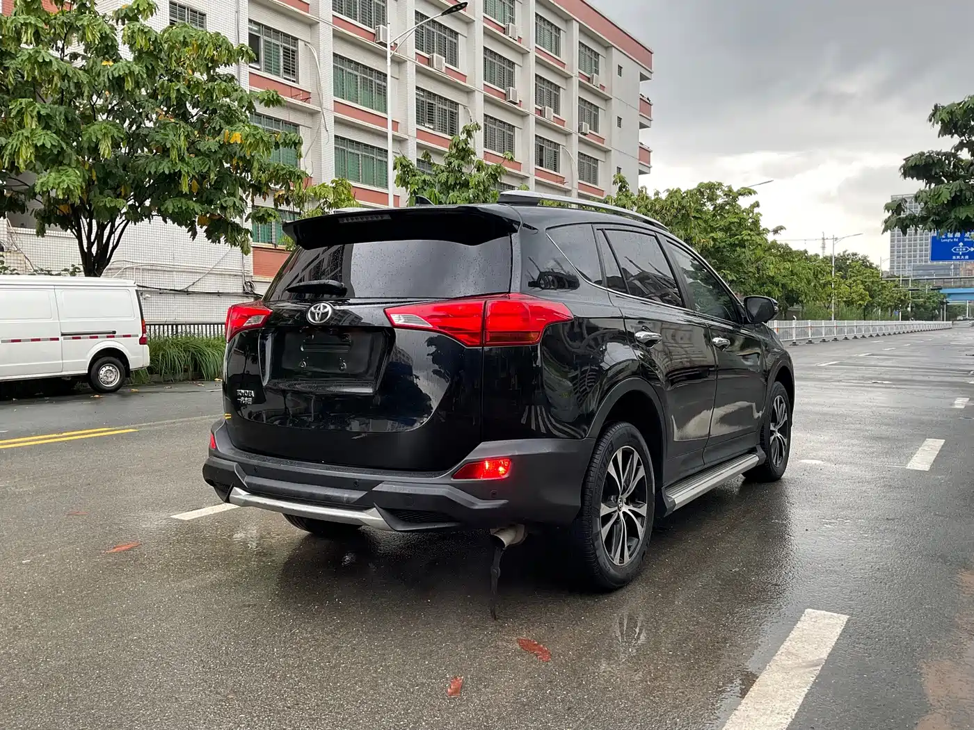 Фото 12 - Toyota RAV4