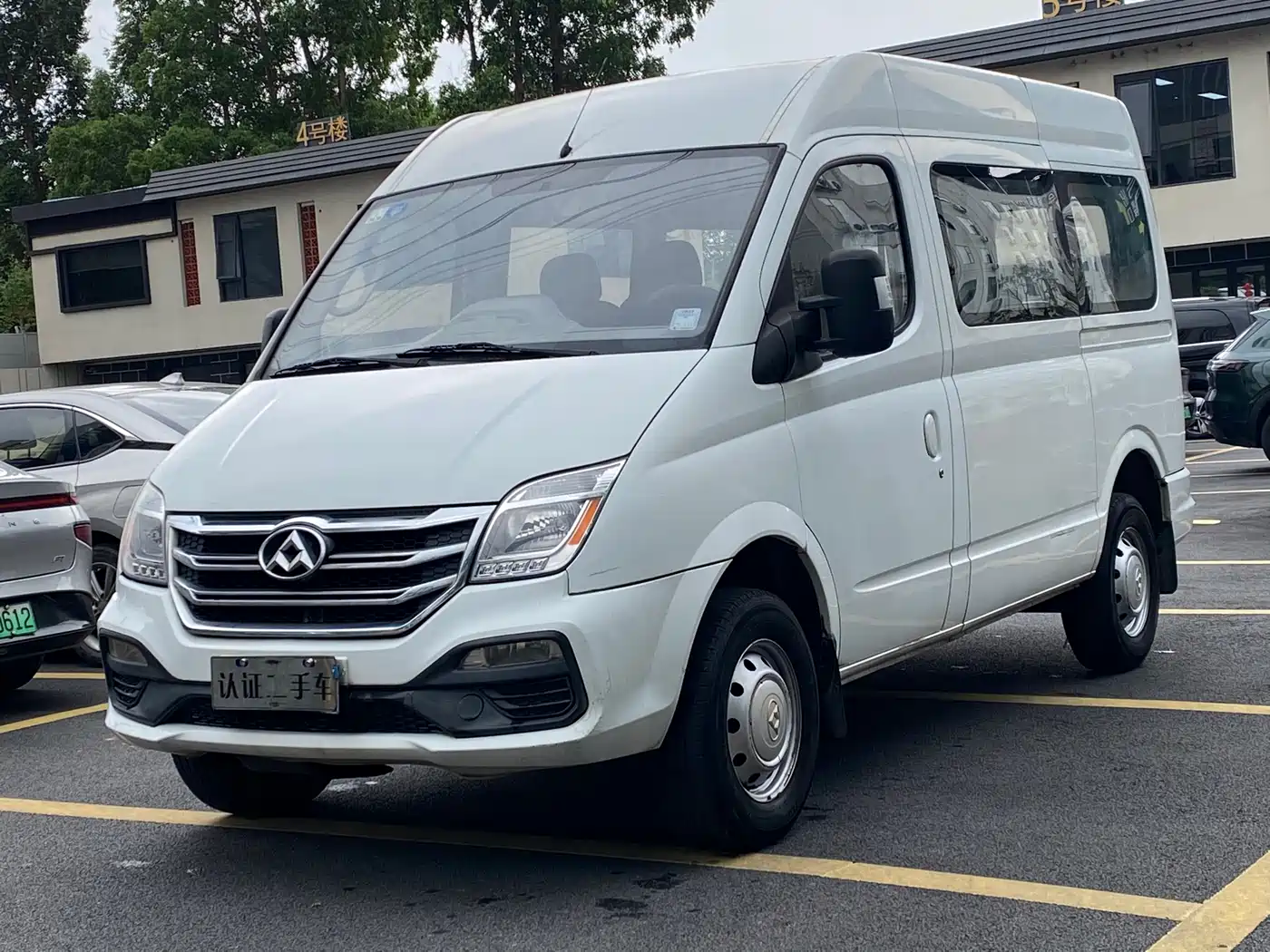 SAIC Maxus Xintu V80 2018 2.5T 6-speed manual Aoyuntong modified short wheelbase medium roof 5-6-seater фото 2