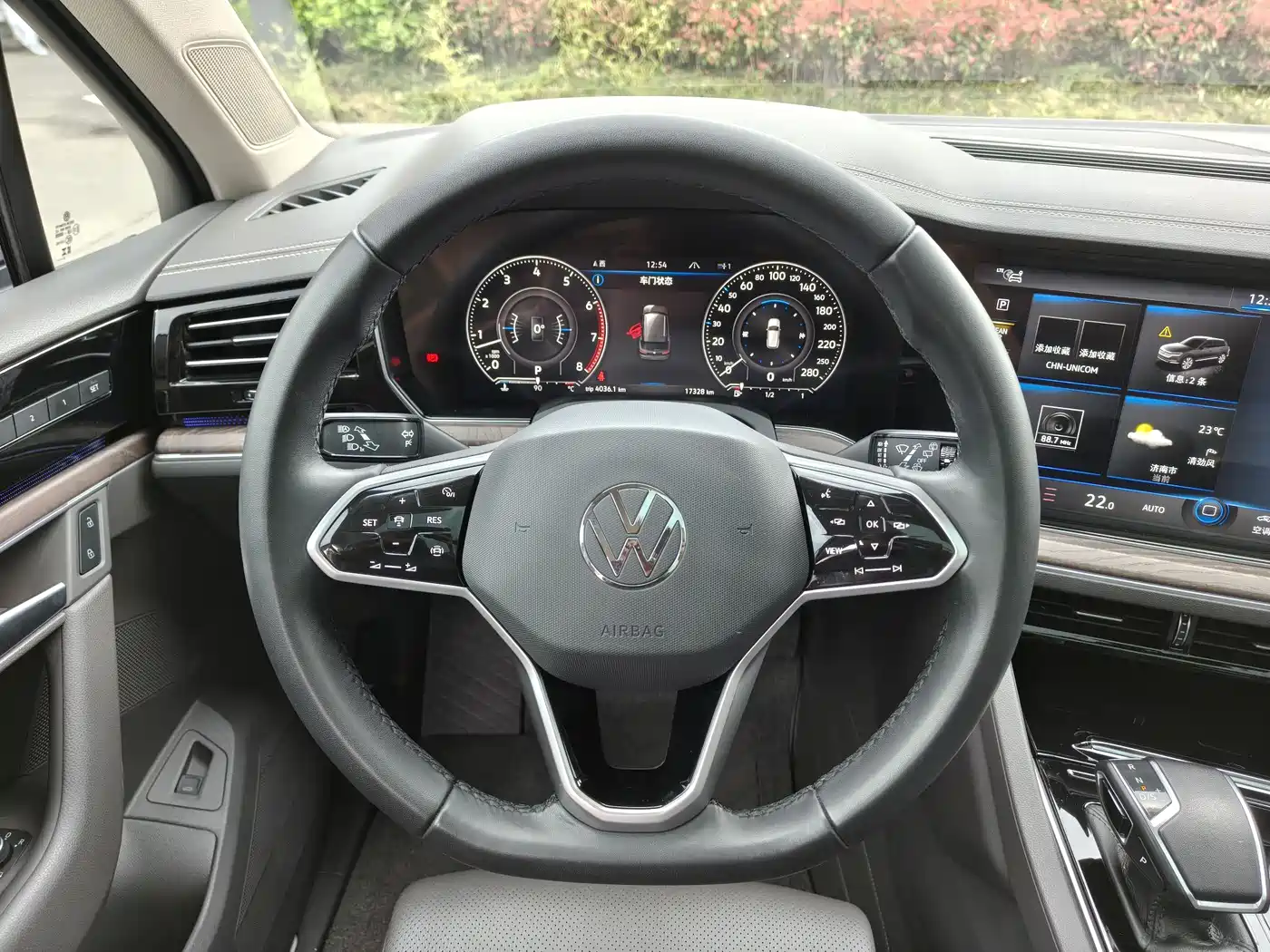 VOLKSWAGEN TOUAREG