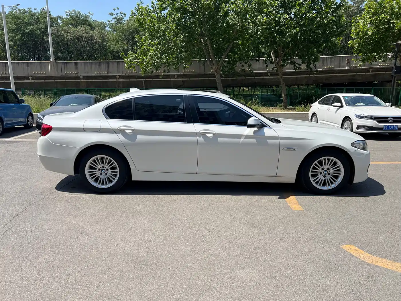 BMW 5 Series 2014 525Li Leading фото 8