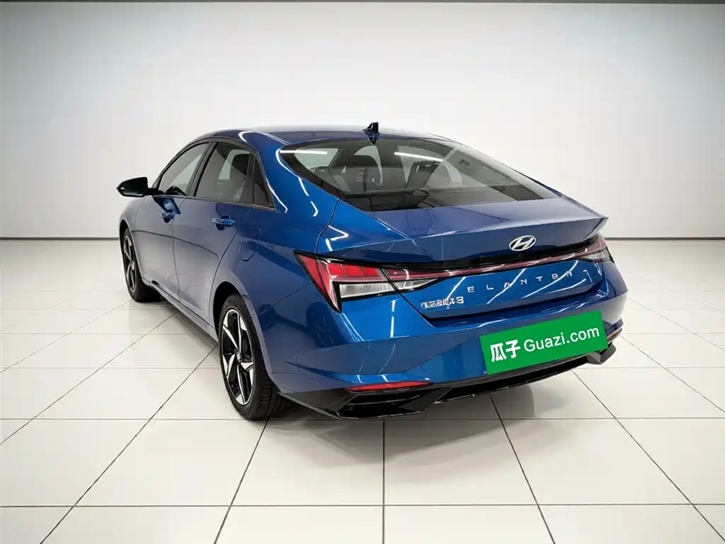Hyundai Elantra 2021 1.5L CVT LUX Premium Edition фото 5