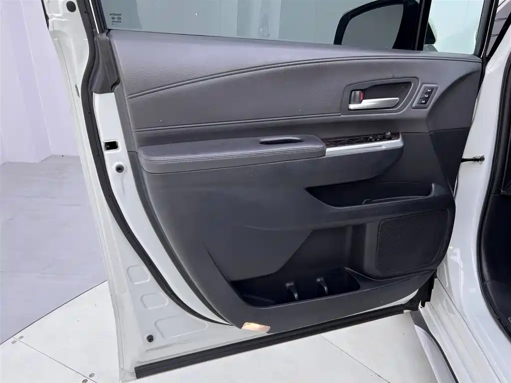 Toyota Granvia 2024 2.5L Hybrid Premium PLUS фото 18