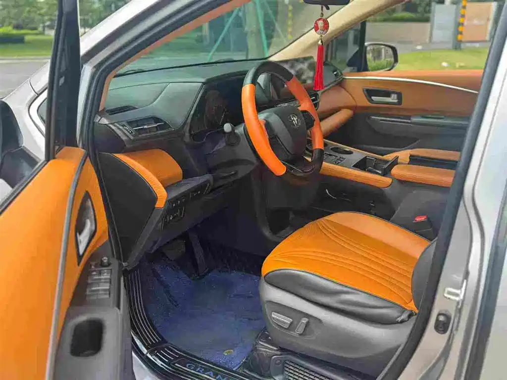 Toyota Sienna 2023 2.5L Hybrid Comfort Edition фото 2