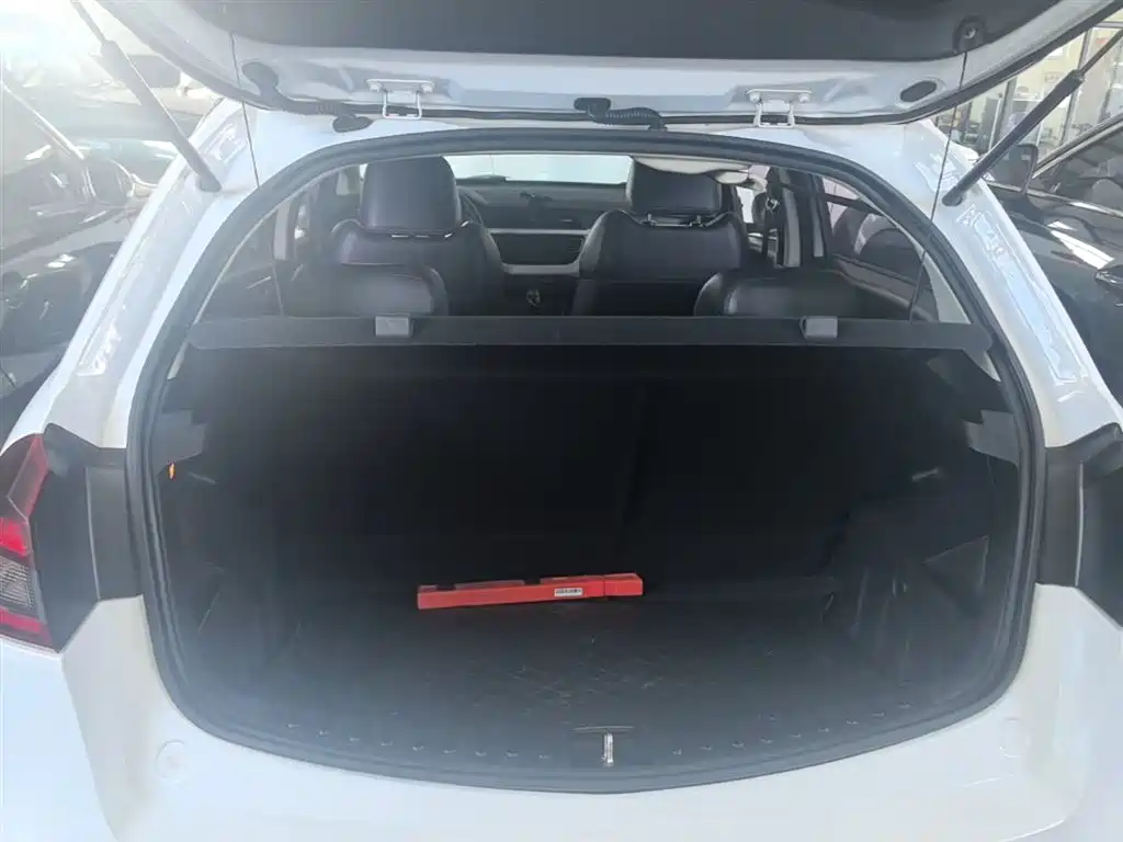 Фото 19 - Geely Vision X3