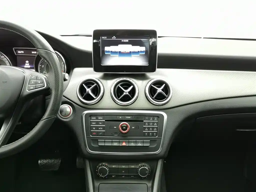 Mercedes-Benz GLA 2016 GLA 200 Dynamic фото 12