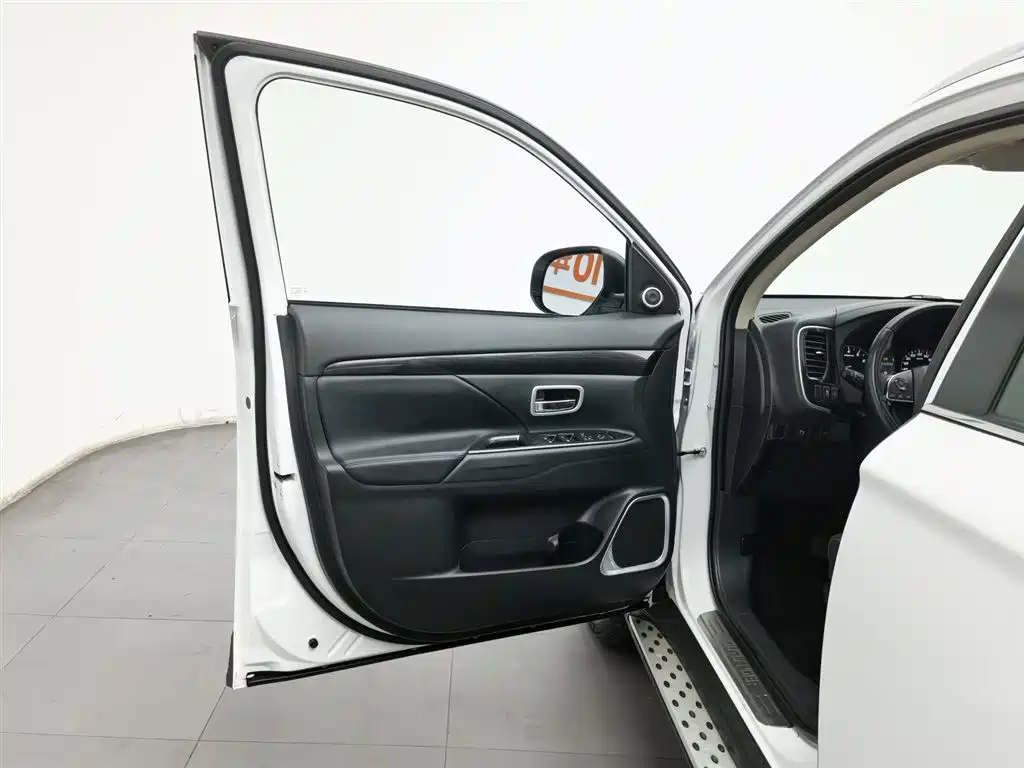 Mitsubishi Outlander 2018 2.4L 4WD Luxury Edition 7-seater фото 8