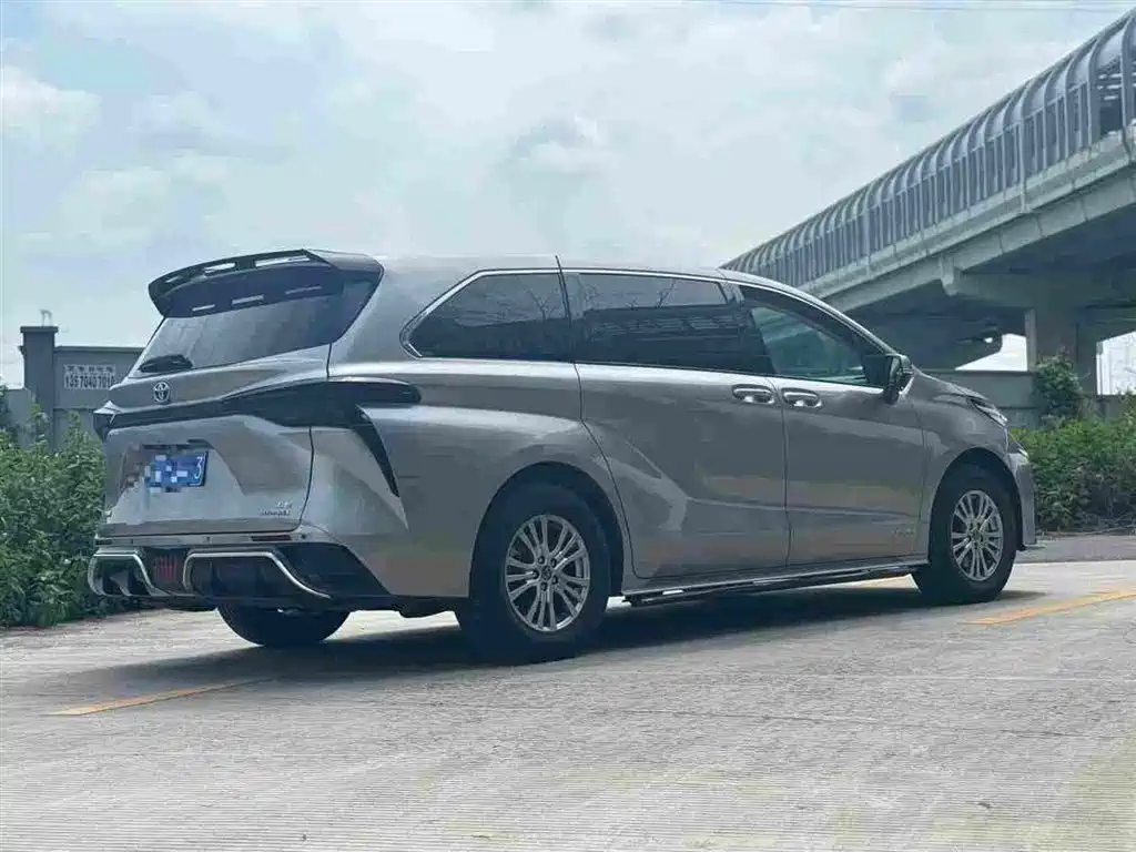 Toyota Sienna 2023 2.5L Hybrid Comfort Edition фото 6