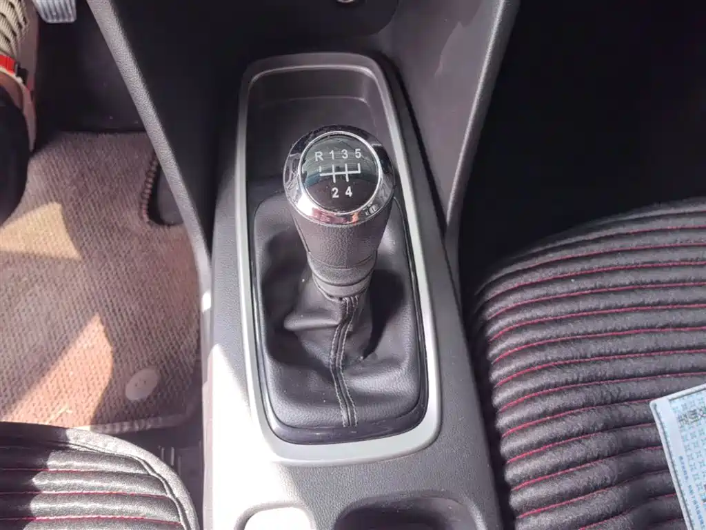 Chevrolet Cavalier 2016 1.5L Manual Enjoyment Edition фото 14