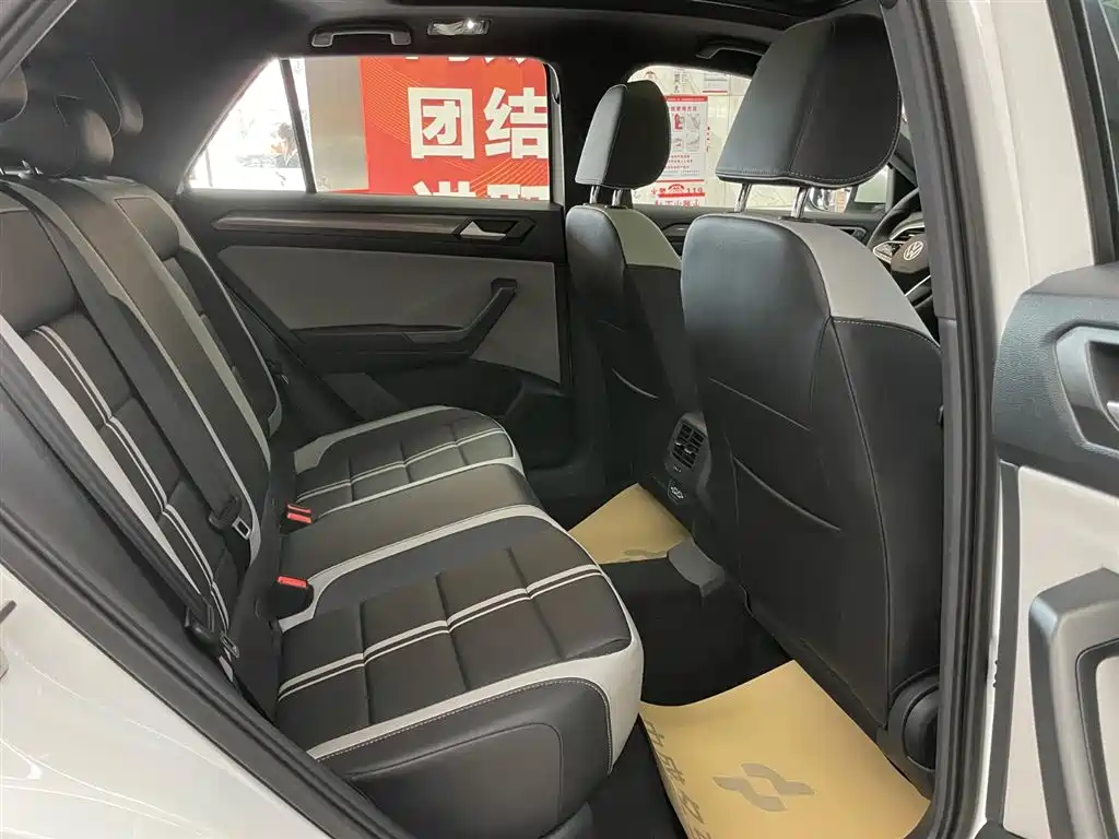 VOLKSWAGEN T-ROC EXPLORING SONGS
