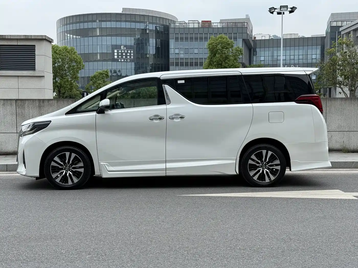 Toyota Alphard 2018 Facelift 3.5L Luxury Edition фото 4