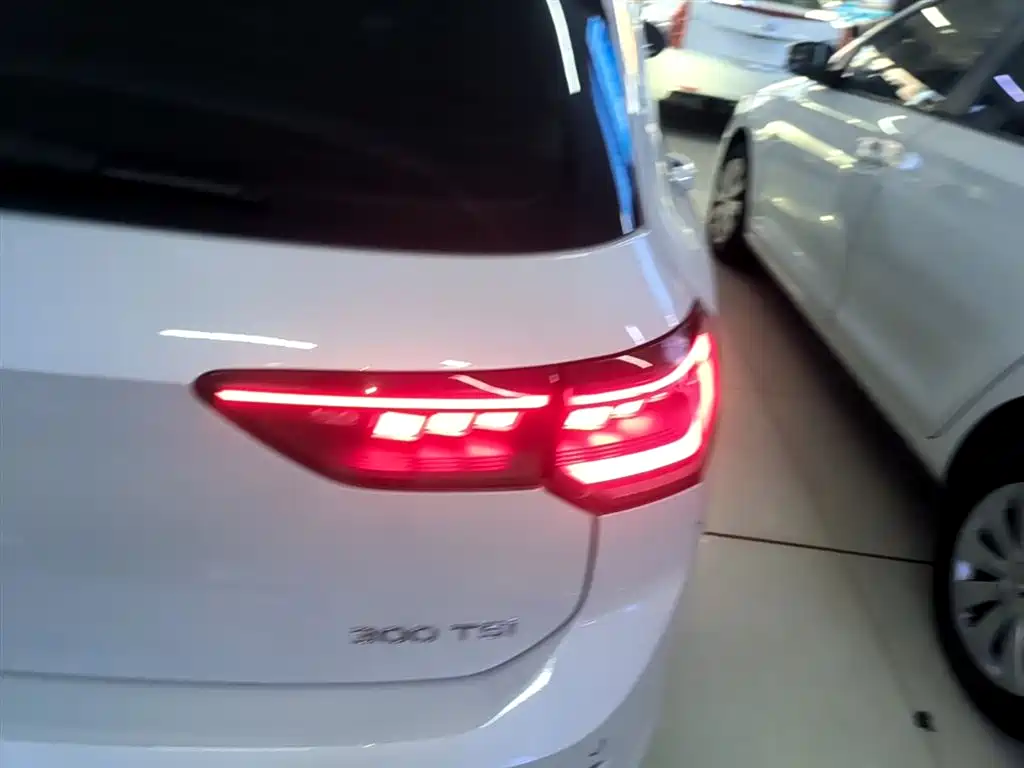 Volkswagen Golf 2025 300TSI R-Line фото 8