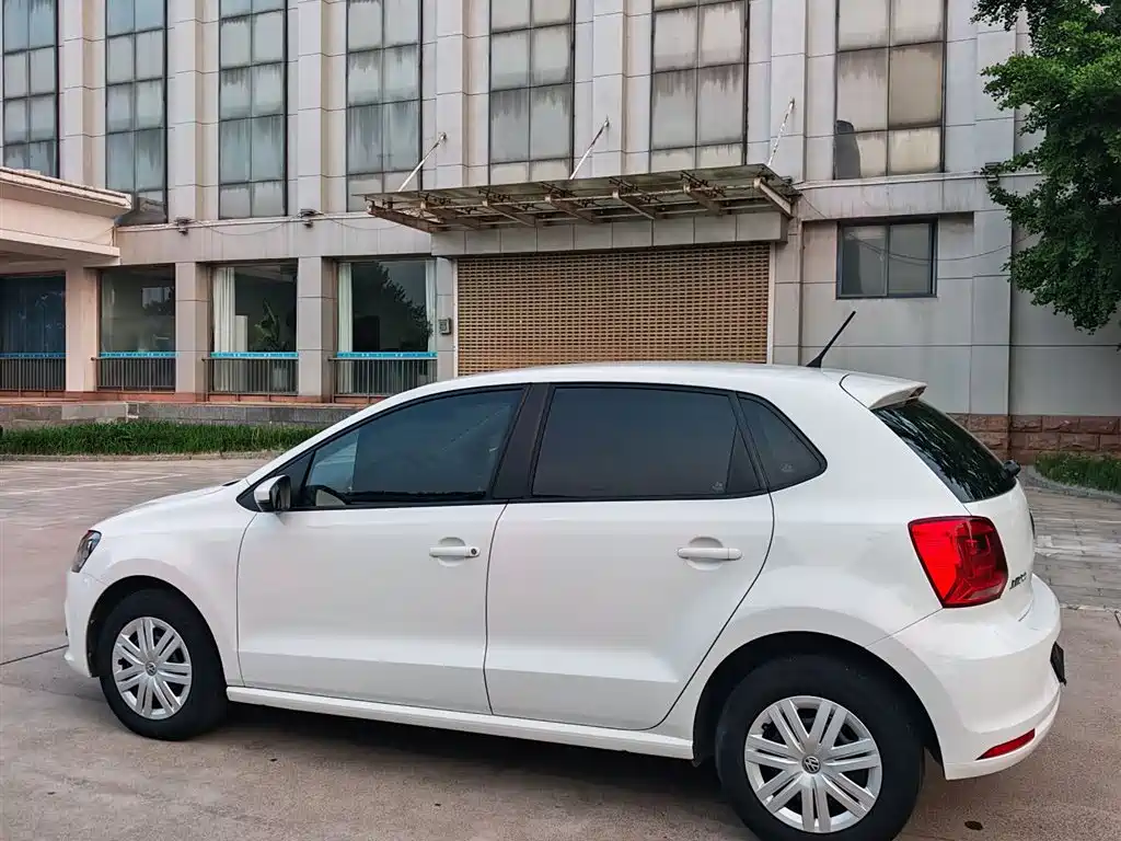 Volkswagen Polo 2016 1.4L Manual Trend фото 10