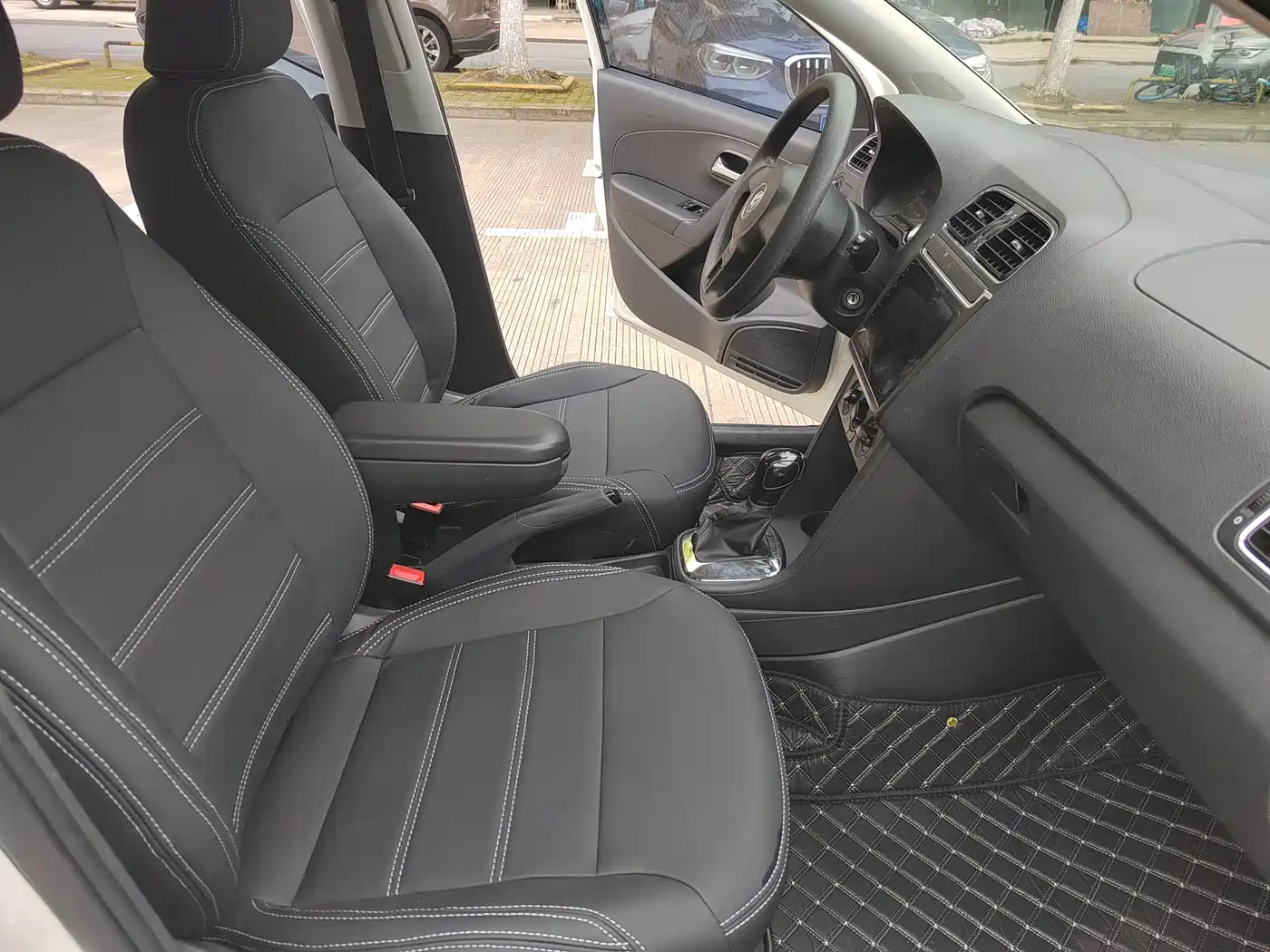 Volkswagen Polo 2013 1.4L Automatic Comfort Edition фото 5