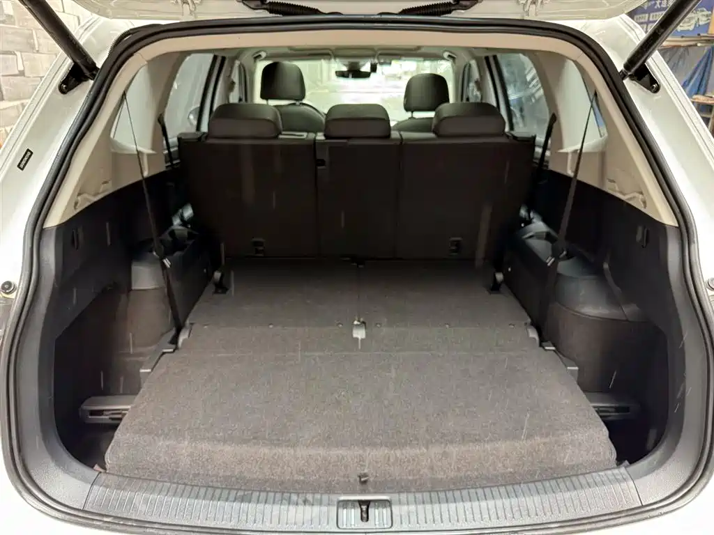 Volkswagen Tiguan L 2023 380TSI 4WD R-Line Premium 7-seater фото 8