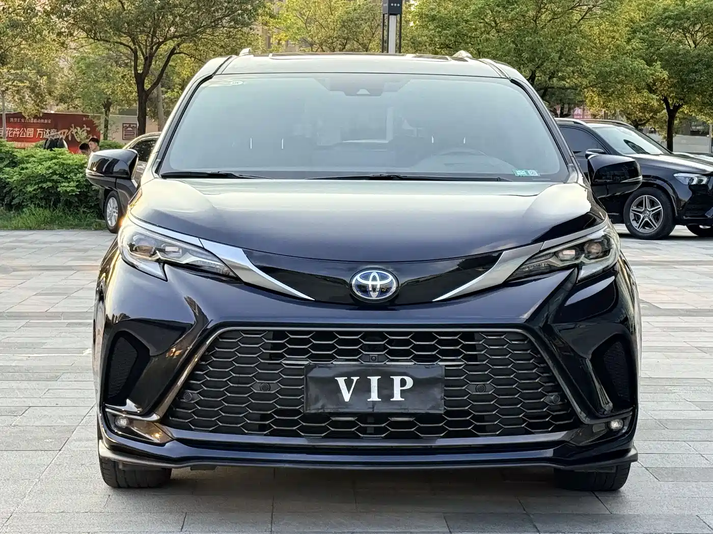 Toyota Granvia 2023 2.5L Hybrid Flagship VIP Edition фото 2