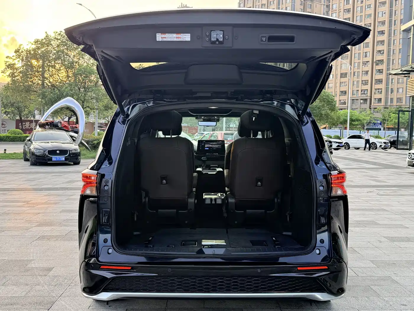 Toyota Granvia 2023 2.5L Hybrid Flagship VIP Edition фото 21