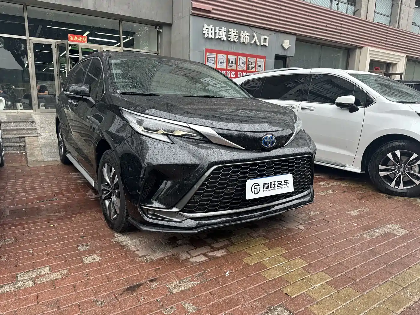 Toyota Granvia 2023 2.5L Hybrid Luxury Edition фото 3