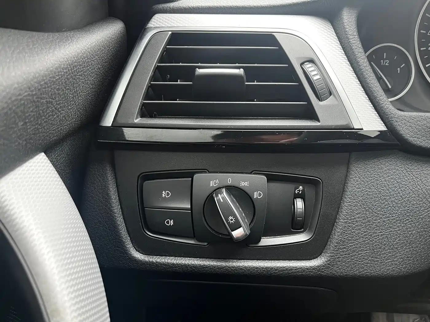 BMW 3 Series 2017 320i M Sport фото 16