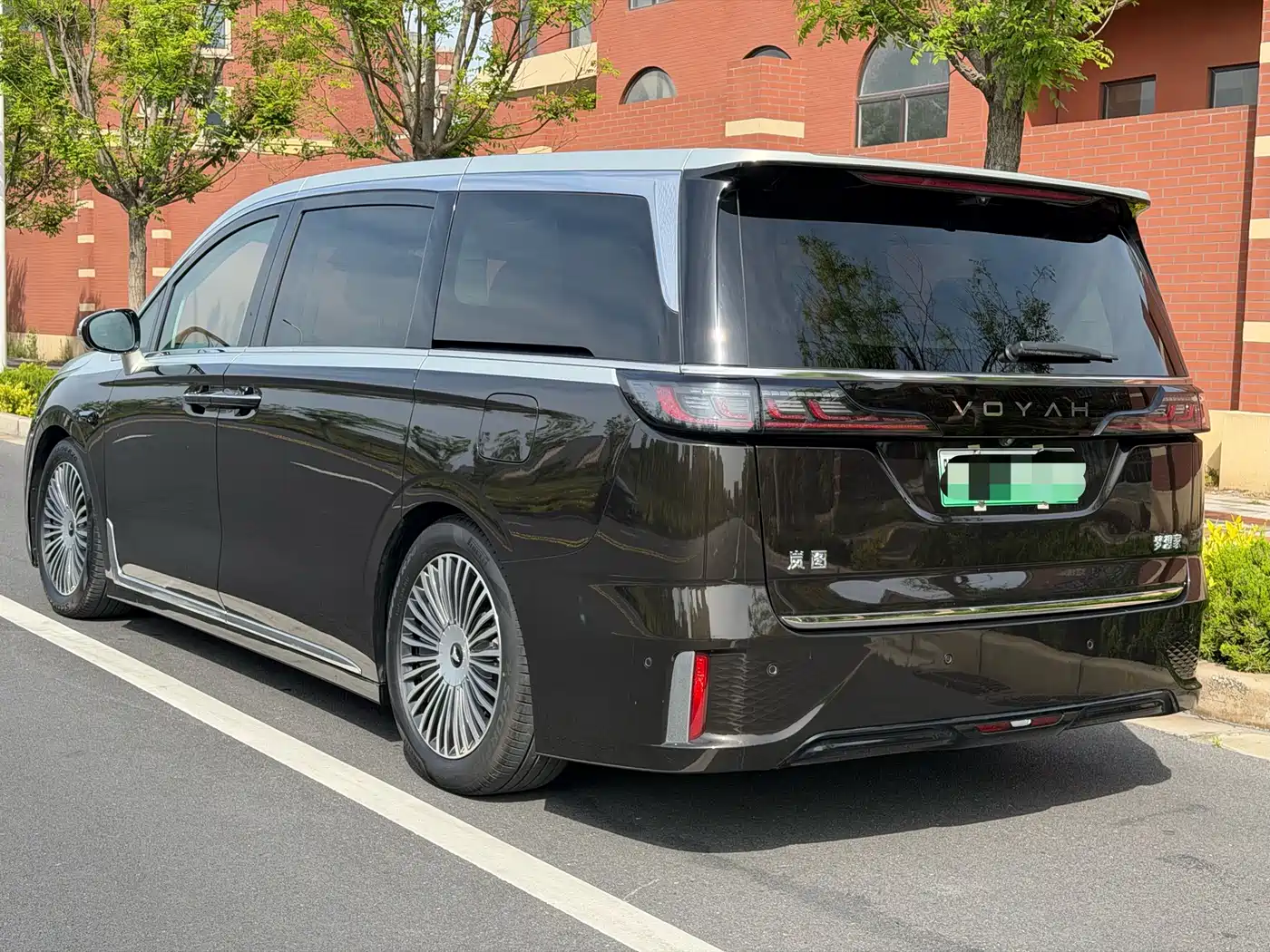 Voyah Auto Voyah Dreamer 2025 PHEV AWD Flagship Qian Kun Edition фото 9