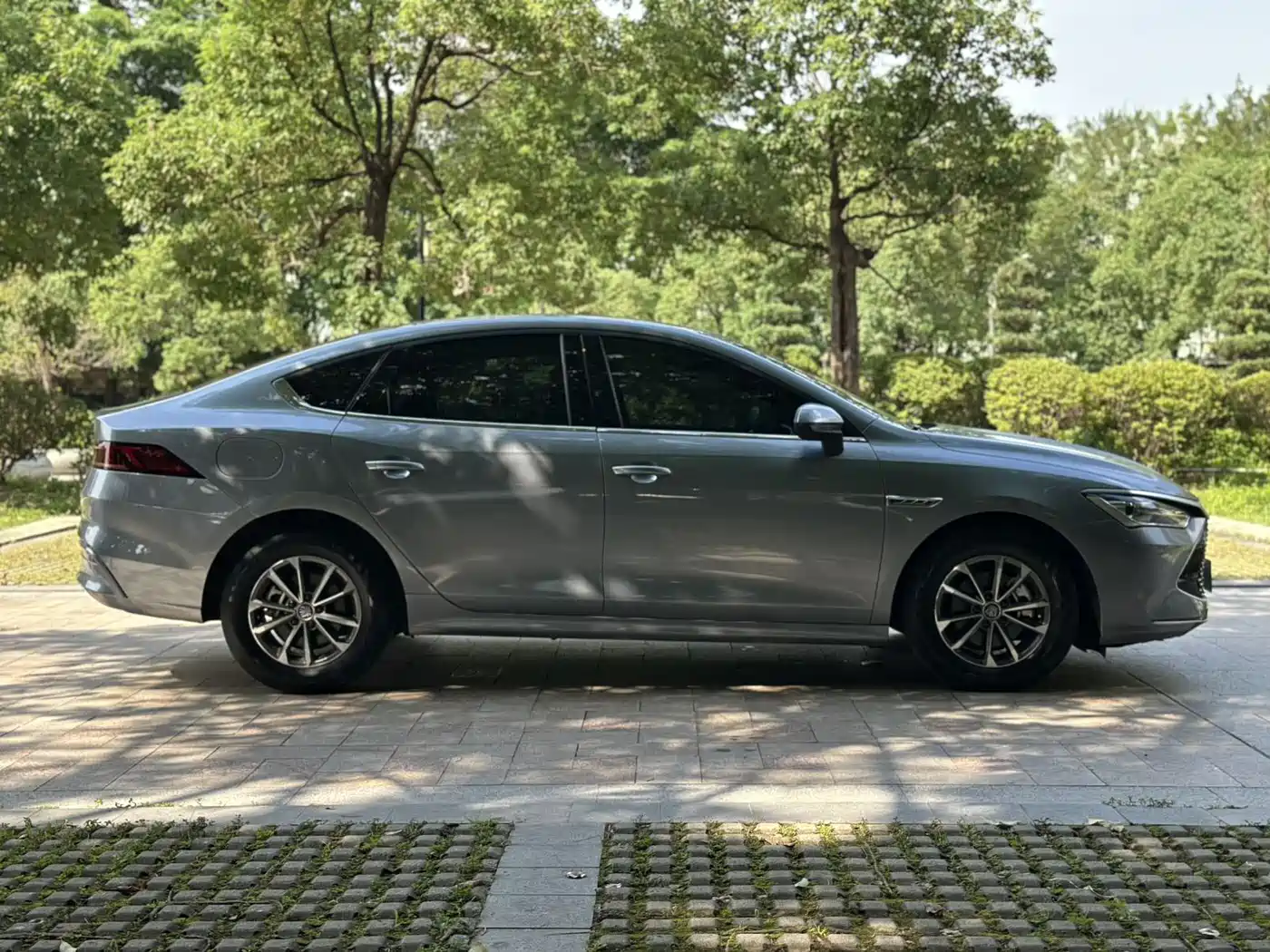 BYD Qin PLUS 2023 Champion Edition DM-i 55KM Leading фото 3