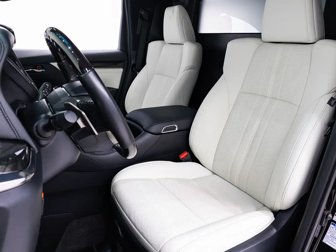 Lexus LM 2020 300h 4-Seat Imperial Edition фото 5