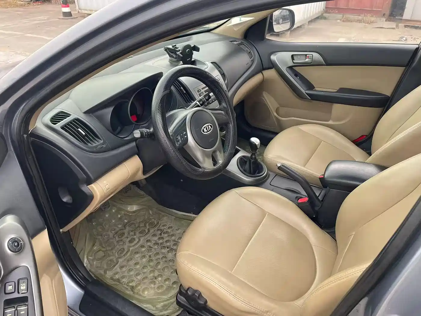 Kia Forte 2011 Model 1.6L MT GLS фото 9