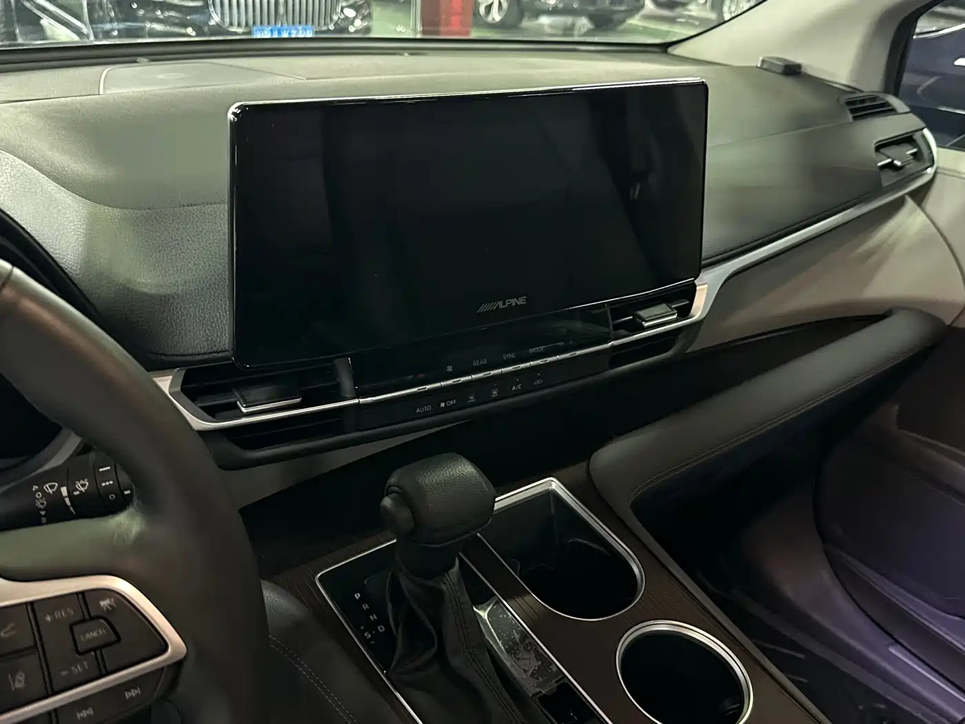 Toyota Granvia 2023 2.5L Hybrid Comfort Edition фото 8