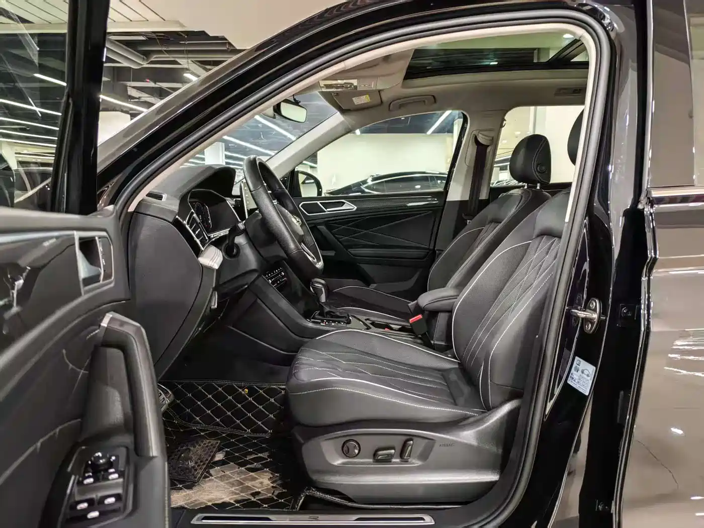 Volkswagen Tiguan L 2023 330TSI Auto 2WD R-Line Premium Edition фото 6