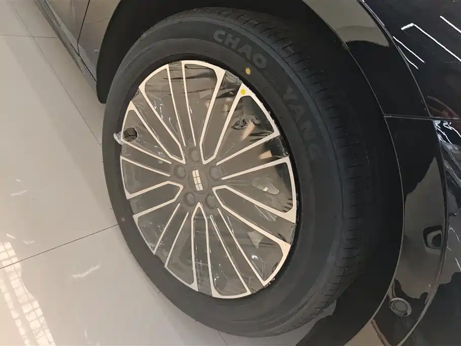 Geely Galaxy Galaxy Xingyao 8 2025 Model 60km EM-i Luxury Edition фото 6