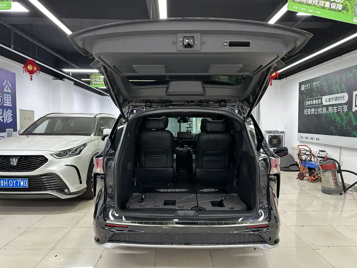 Toyota Granvia 2024 2.5L Hybrid Luxury фото 9