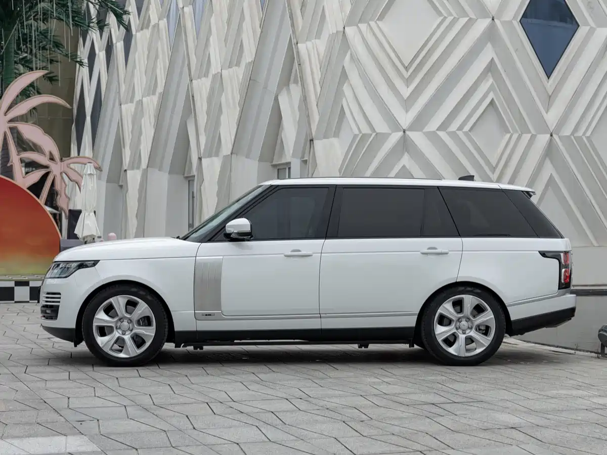 Land Rover Range Rover 2020 3.0 L6 Heritage Extended Edition фото 4