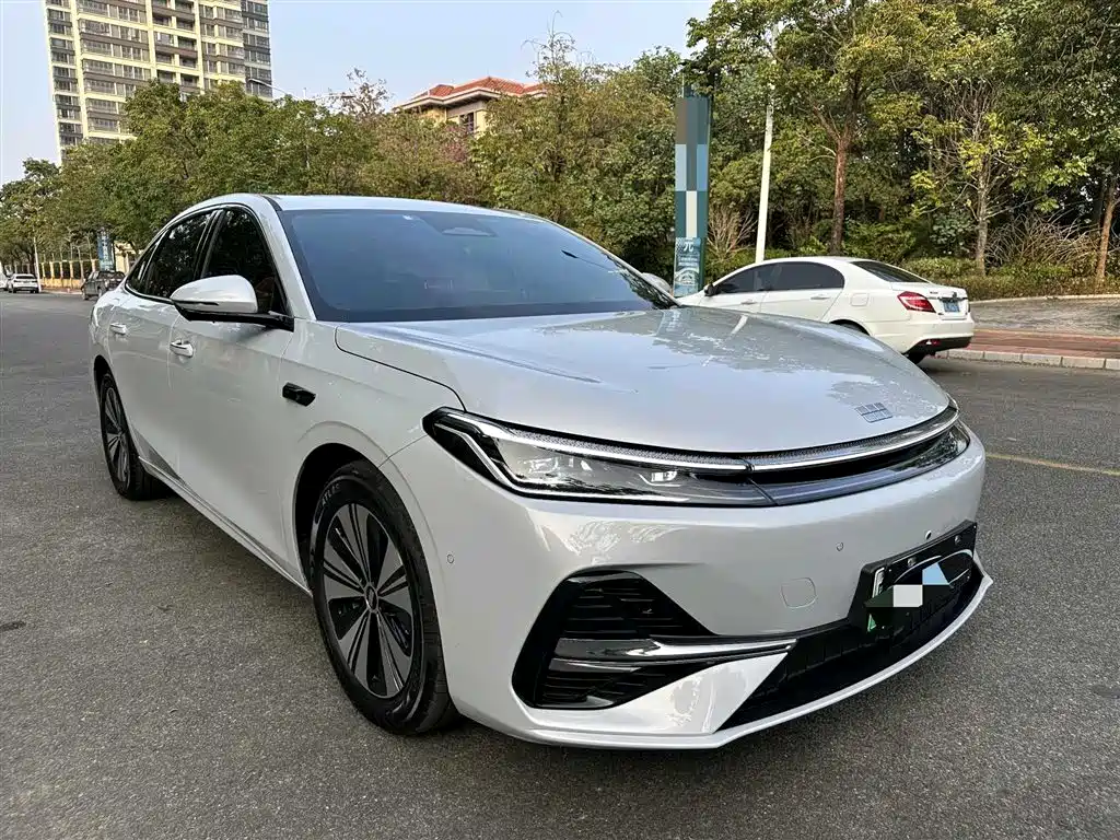 Geely Galaxy Galaxy A7 2025 EM-i 150km Long Voyage Edition фото 3