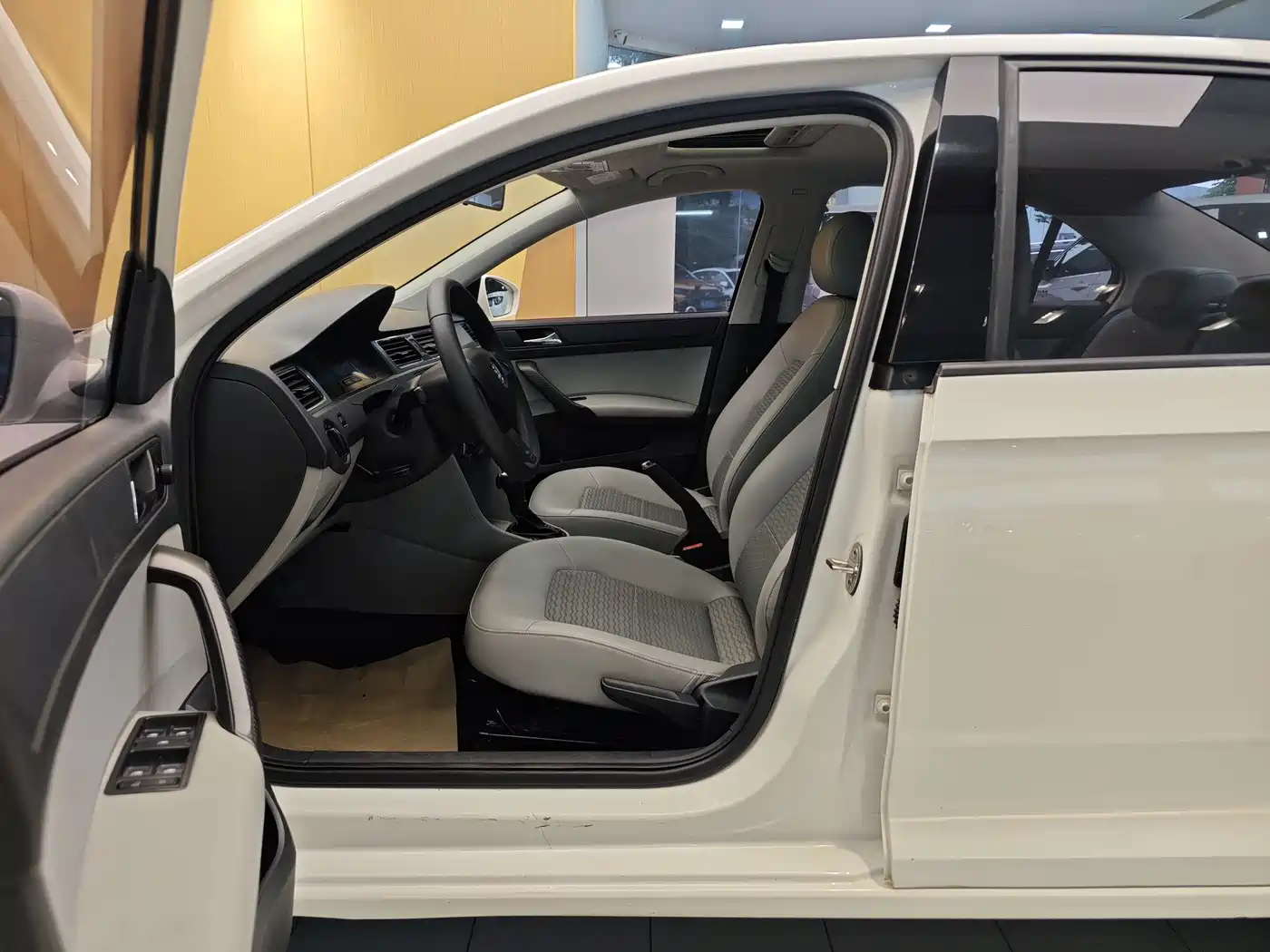Škoda Rapid 2016 1.6L Automatic Pioneer Edition фото 13