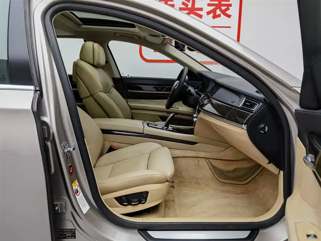 BMW 7 Series 2009 Model 740Li Leading Edition фото 23