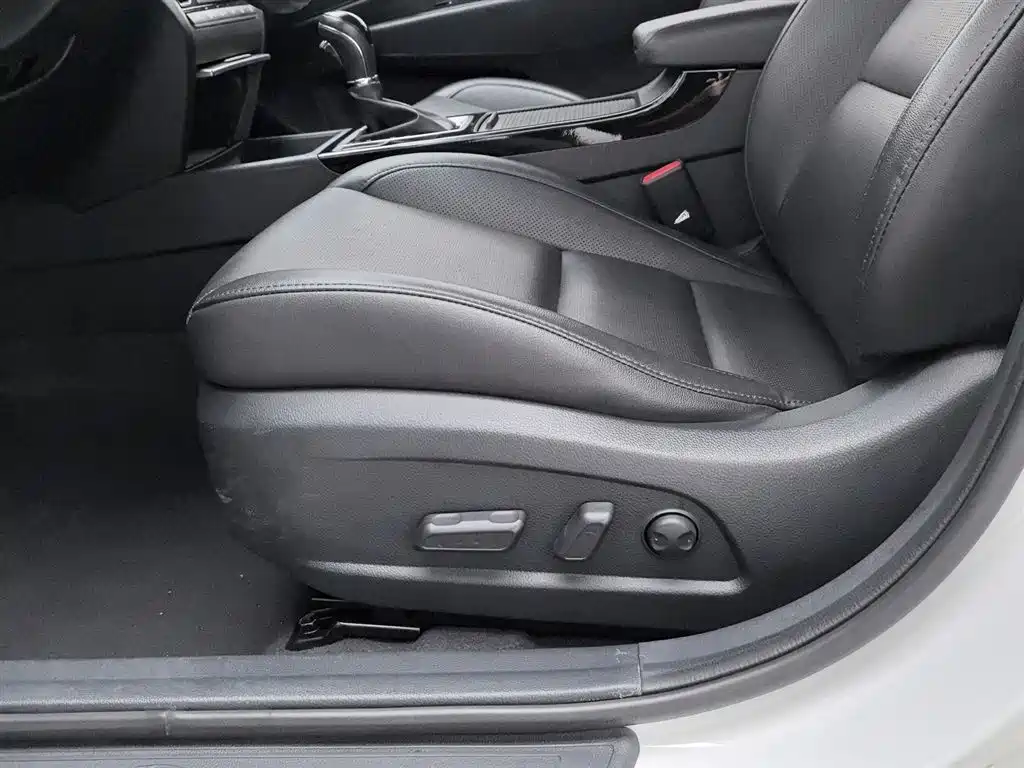Hyundai Mistra 2014 1.8L Auto Premium DLX фото 20