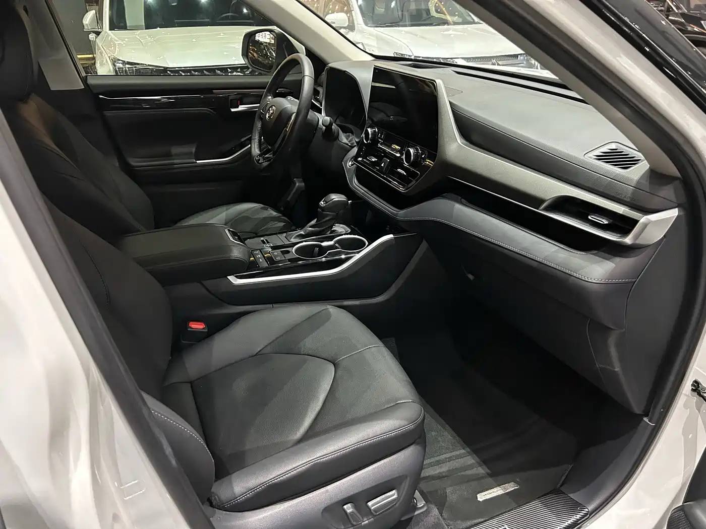 Toyota Highlander 2023 2.5L Smart Hybrid Dual Engine AWD Premium 7-Seater фото 8
