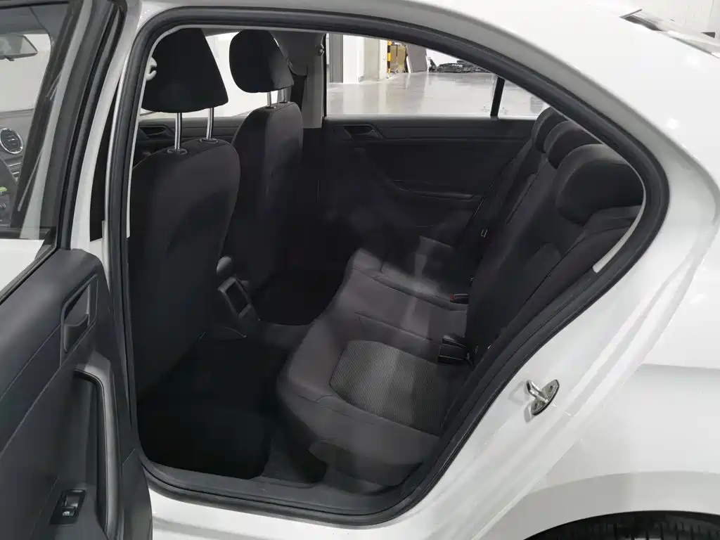 صورة 15 - Volkswagen Jetta