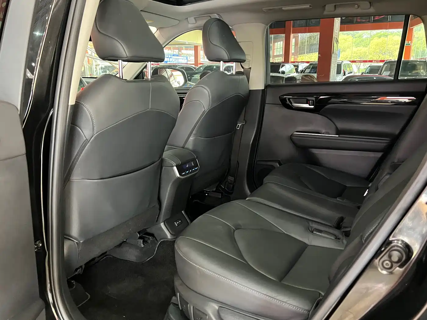 Toyota Highlander 2022 Model Dual Engine 2.5L 4WD Premium Edition 7-Seater фото 7