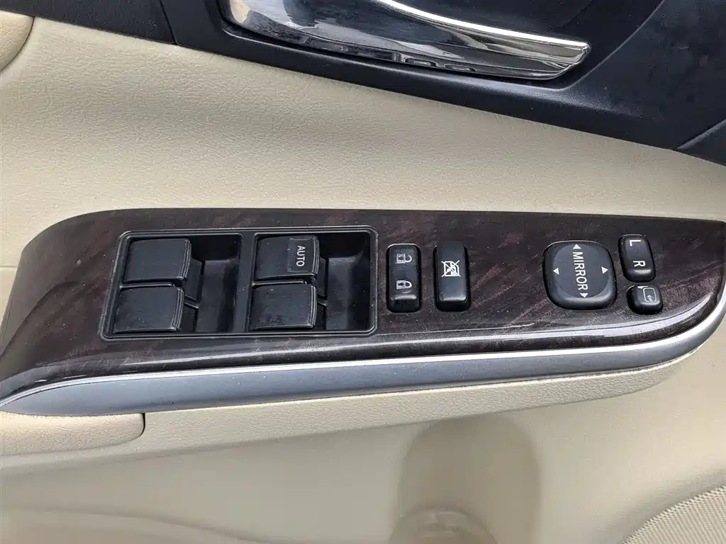 Toyota Camry 2016 2.0G 10th Anniversary Leading Edition фото 9