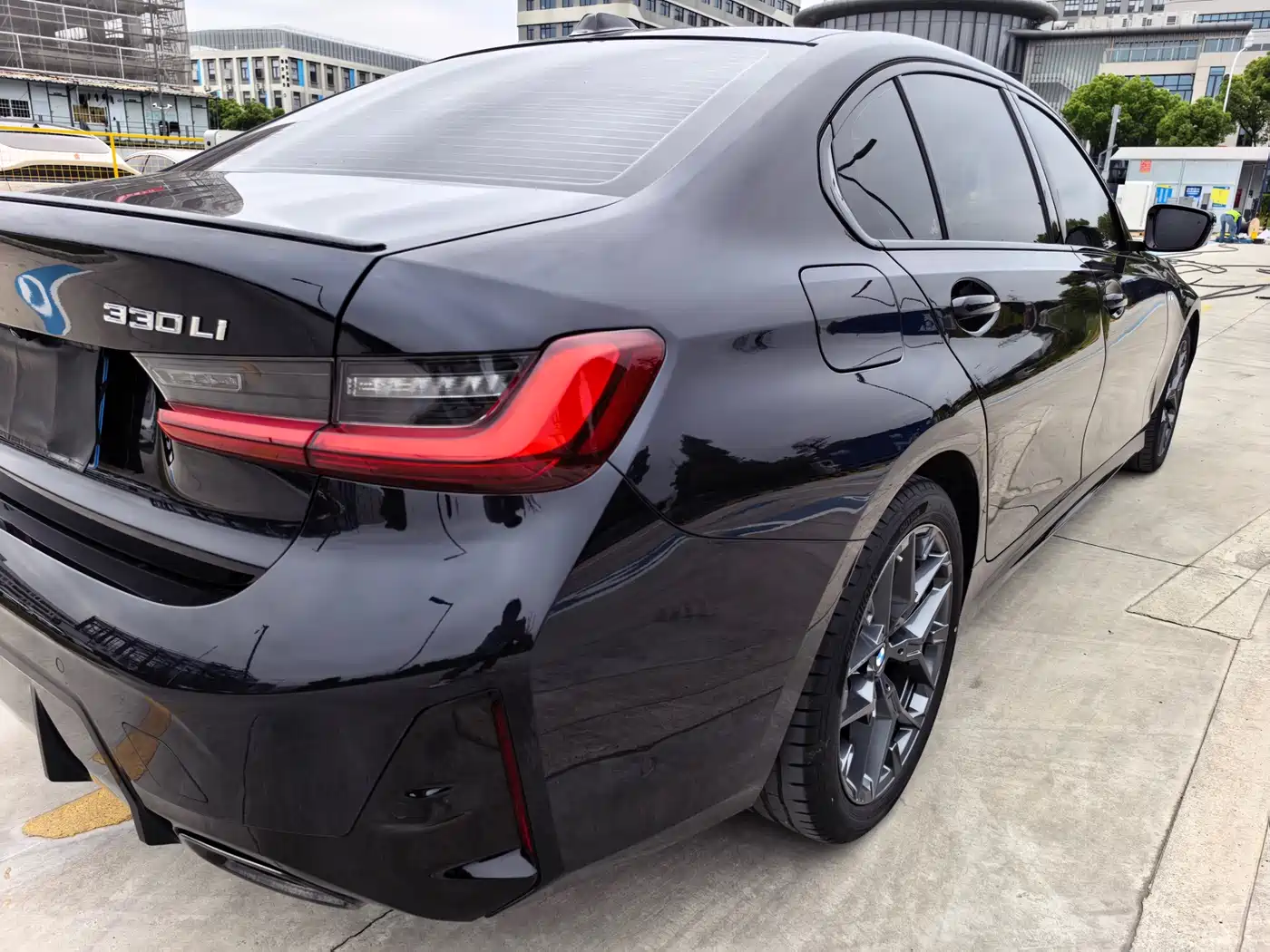 BMW 3 Series 2025 330Li Premium M Sport Night Edition фото 14