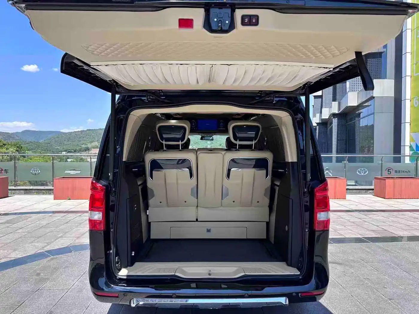 Mercedes-Benz Vito 2023 2.0T Business 7-Seater фото 13