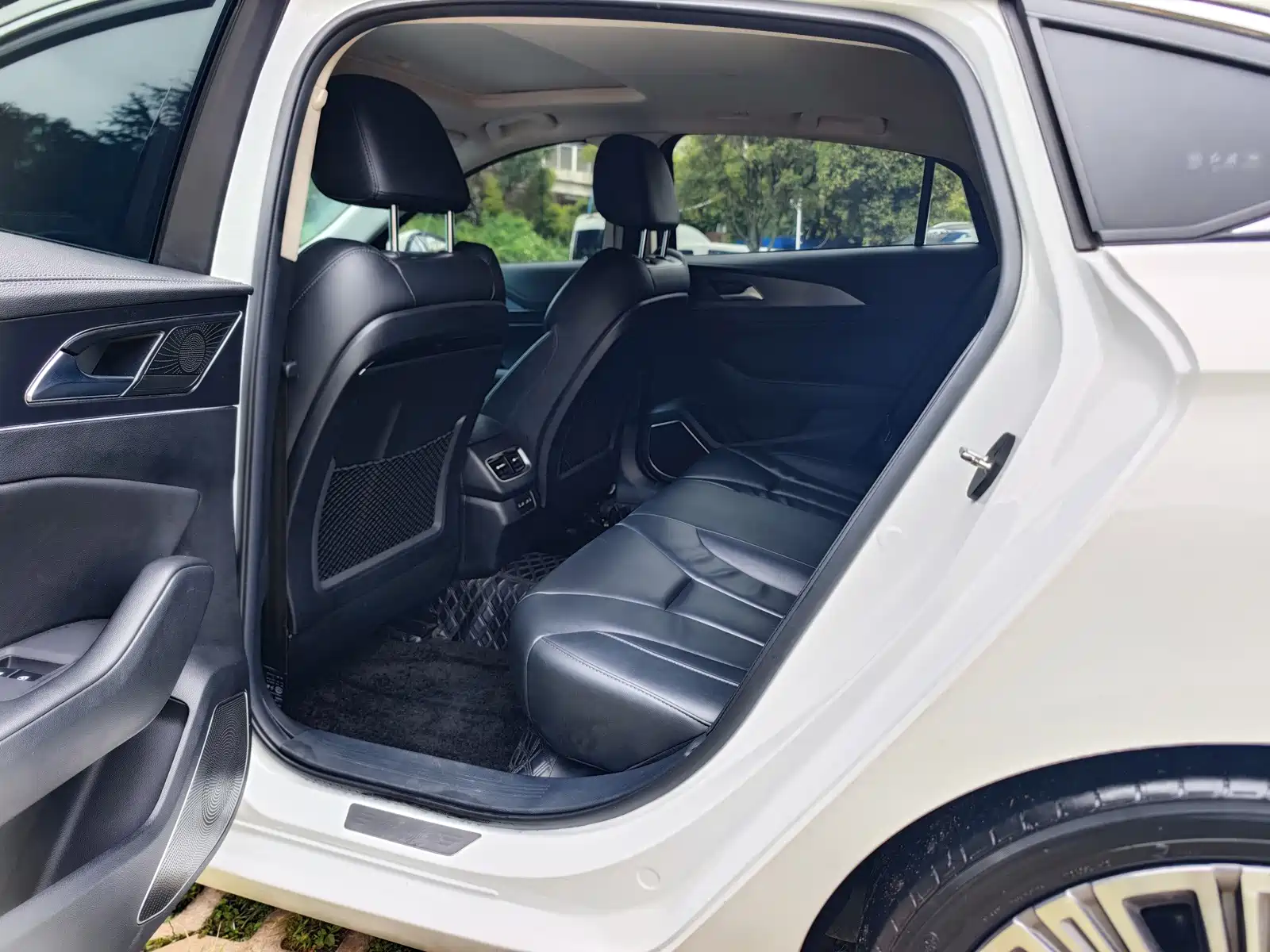 Фото 6 - Hongqi H5