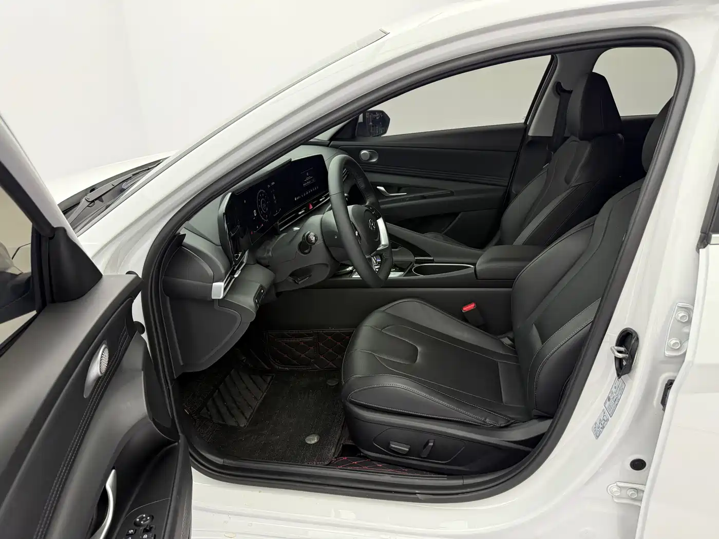 Hyundai Elantra 2022 1.5L CVT LUX Premium Edition фото 21