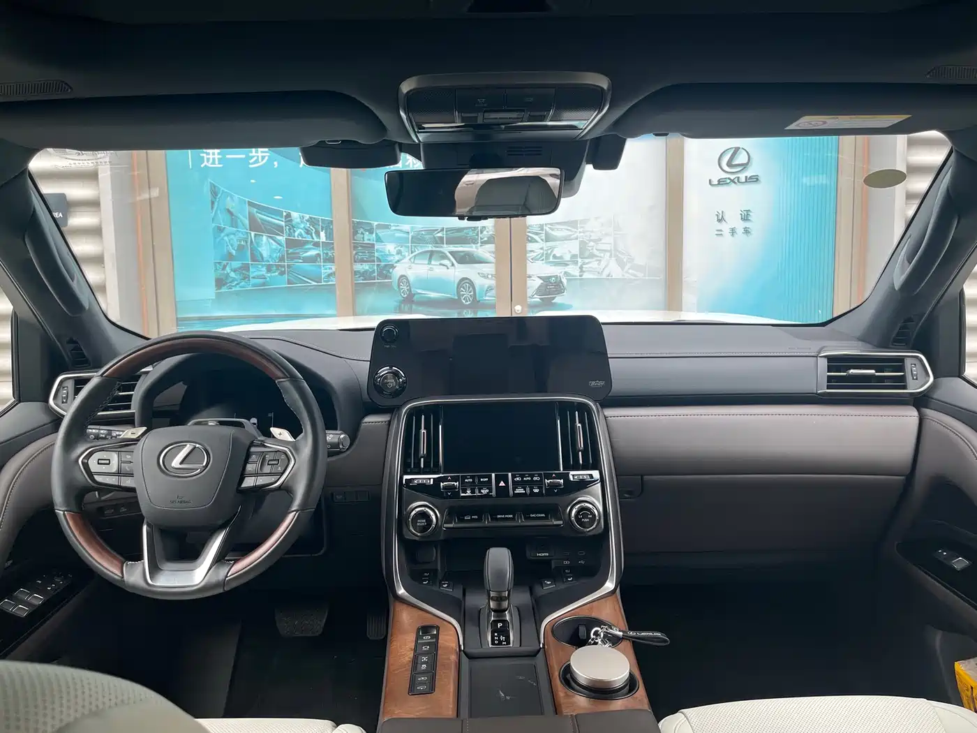 Lexus LX 2025 700h Boundary Edition фото 23
