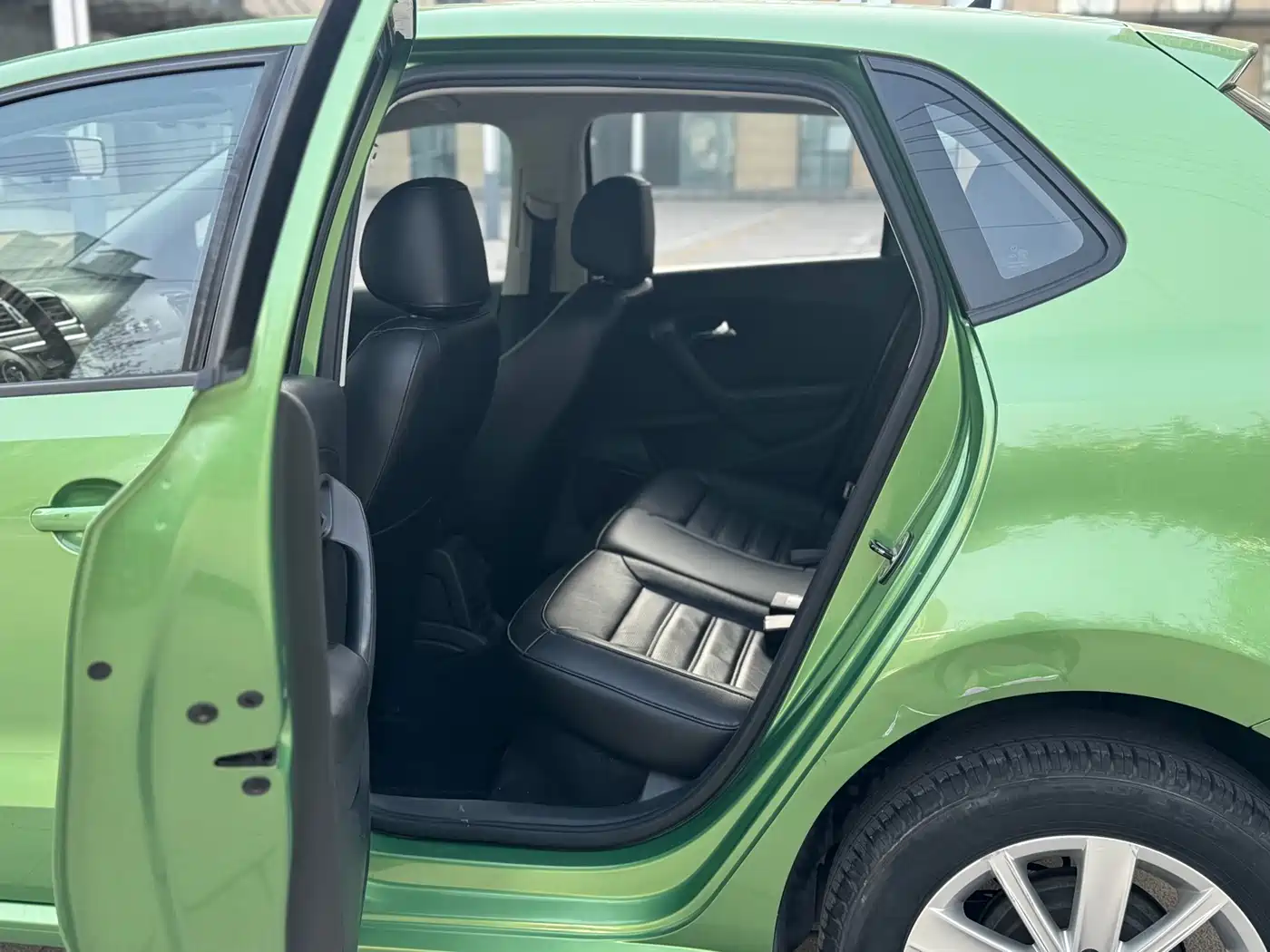 Volkswagen Polo 2014 1.4L Automatic Luxury Edition фото 10