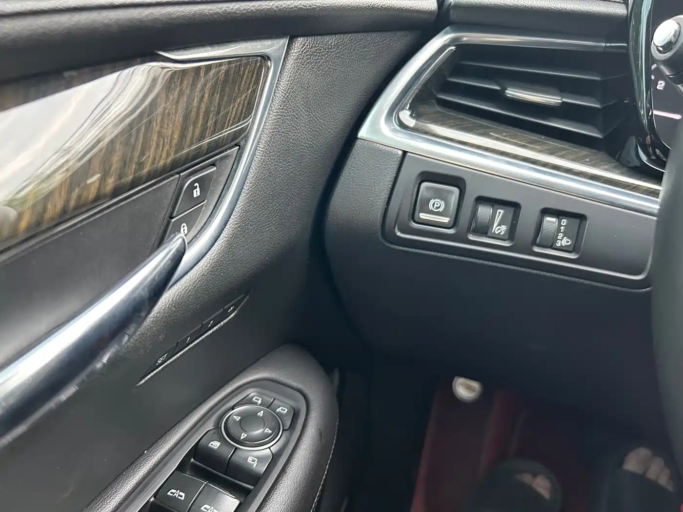 Фото 10 - Cadillac XT5