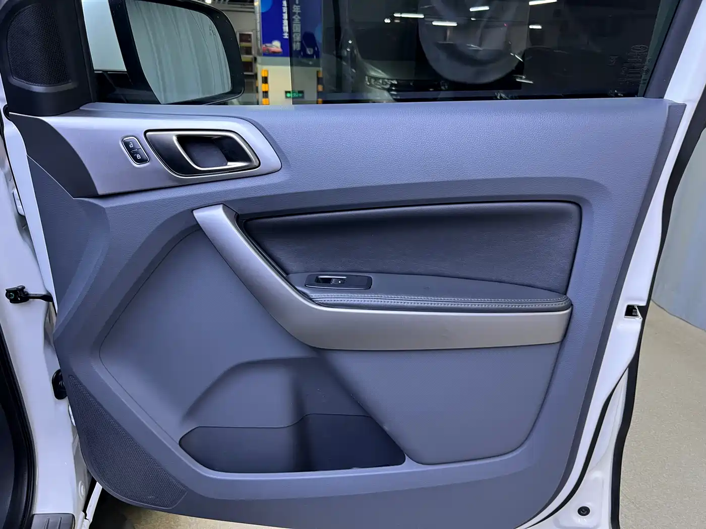 Ford Everest 2016 2.0T Gasoline Automatic 4WD Luxury Edition фото 13