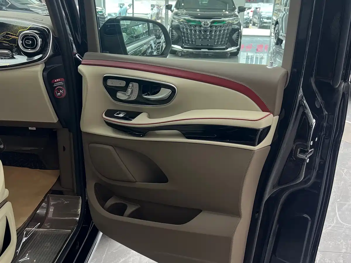 Mercedes-Benz V-Class 2024 V 300 L Long Wheelbase Premium фото 6