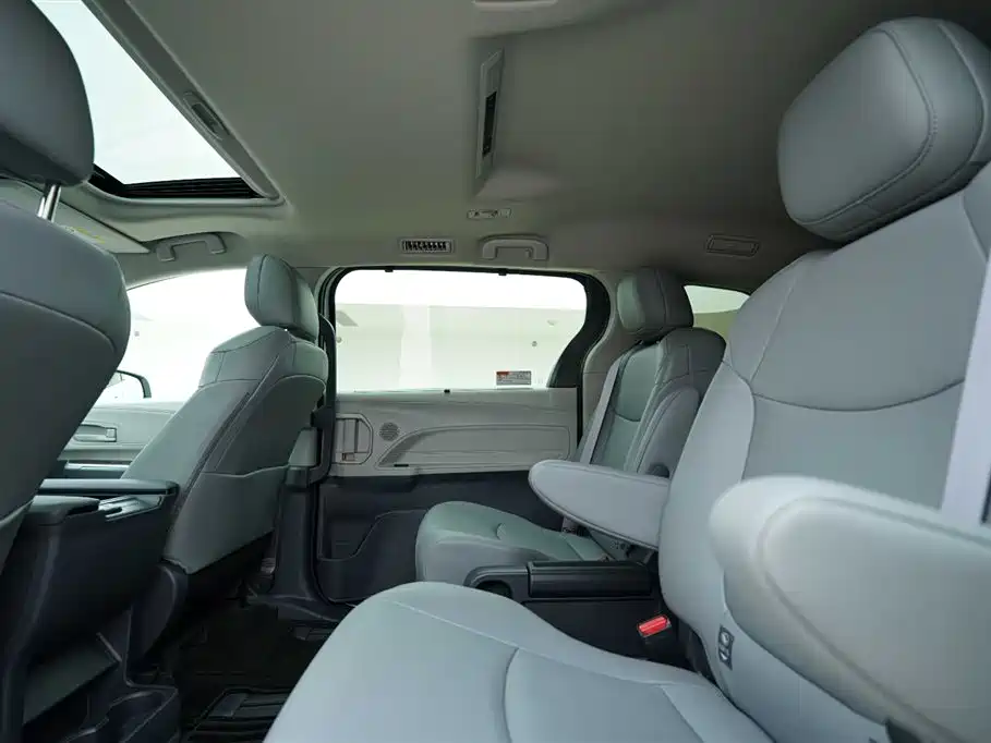 Toyota Granvia 2024 2.5L Hybrid Comfort фото 21