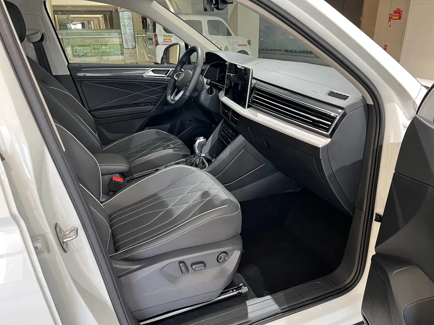 Volkswagen Tiguan L 2024 330TSI Automatic 2WD R-Line Premium Enjoyment Edition фото 11